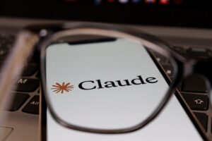 Interfaz futurista mostrando los dos modelos de Claude 5: Fable 5 para masas y Mythos 5 con acceso restringido