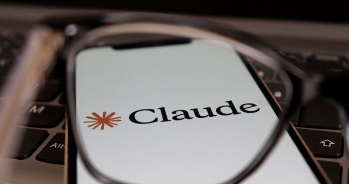 Interfaz futurista mostrando los dos modelos de Claude 5: Fable 5 para masas y Mythos 5 con acceso restringido