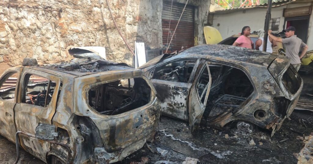 Fuerte incendió arrasó con 5 taxis y dejó otro con graves daños en Villa Estrella
