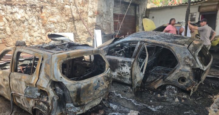 Fuerte incendió arrasó con 5 taxis y dejó otro con graves daños en Villa Estrella