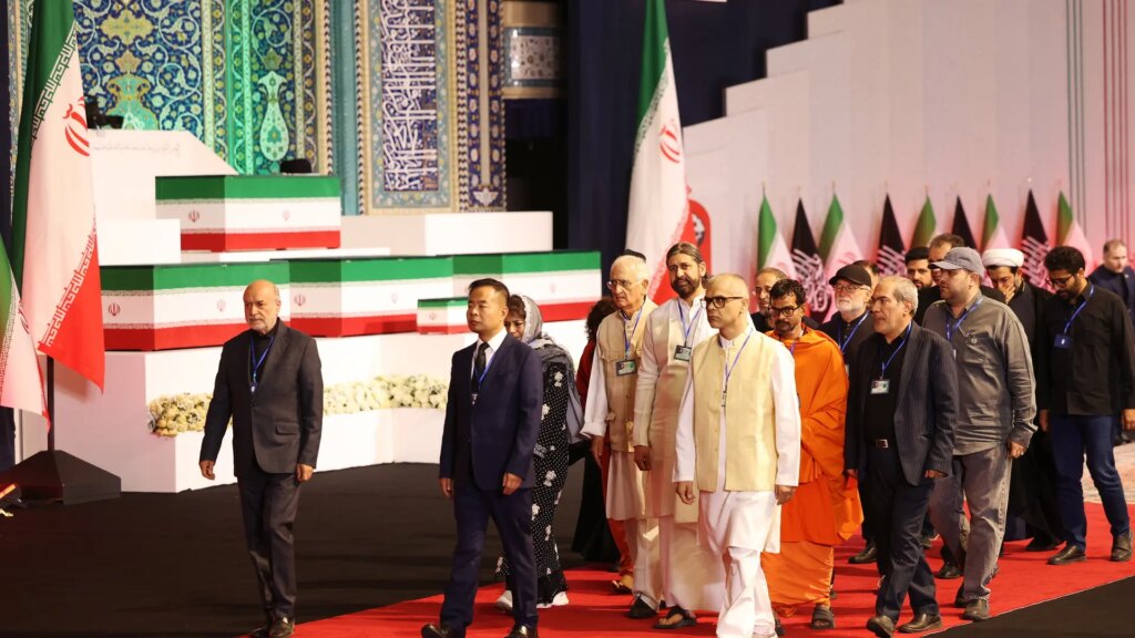 Ceremonia en Teherán con delegaciones de Rusia y China rindiendo homenaje a Alí Jameneí