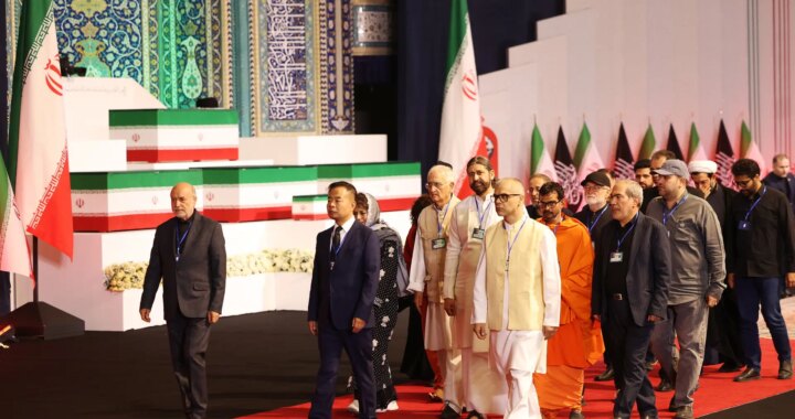 Ceremonia en Teherán con delegaciones de Rusia y China rindiendo homenaje a Alí Jameneí
