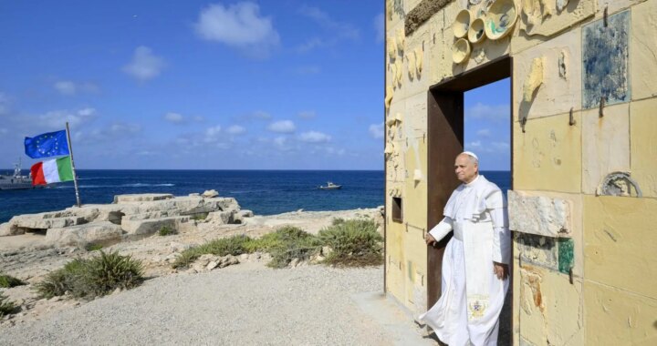 Papa León XIV en Lampedusa durante su discurso sobre migrantes y responsabilidad ética