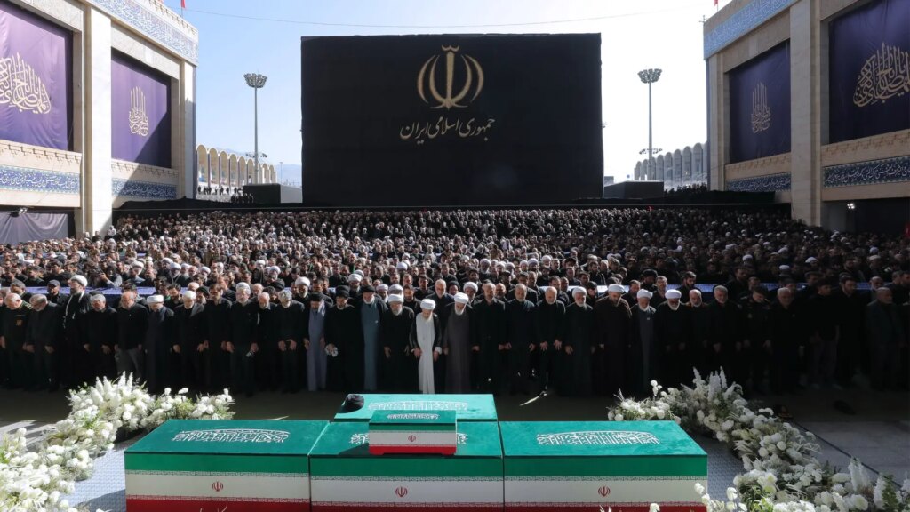 Hijos de Jamenei en el funeral con multitudes y banderas, símbolo de continuidad política