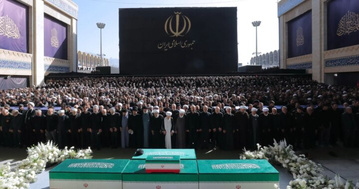 Hijos de Jamenei en el funeral con multitudes y banderas, símbolo de continuidad política