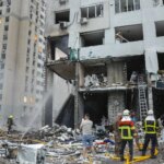 Escena de destrucción en Kiev tras el último ataque ruso con edificios dañados y escombros