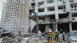Escena de destrucción en Kiev tras el último ataque ruso con edificios dañados y escombros