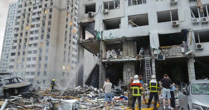 Escena de destrucción en Kiev tras el último ataque ruso con edificios dañados y escombros