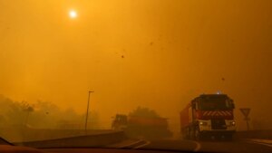 Un incendio forestal en Pirineos Orientales quema ya 4.900 hectáreas y obliga a evacuar a 12.000 personas