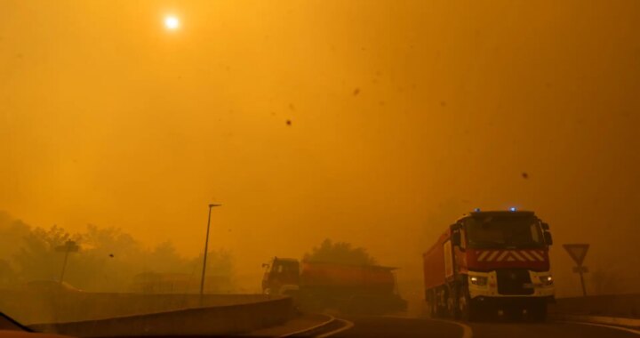 Un incendio forestal en Pirineos Orientales quema ya 4.900 hectáreas y obliga a evacuar a 12.000 personas