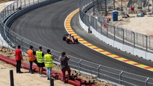 El director de Madring, sobre el ensayo de los Ferrari: "Rodaron a más de 37 grados en el asfalto, se estaban suicidando los jilgueros"