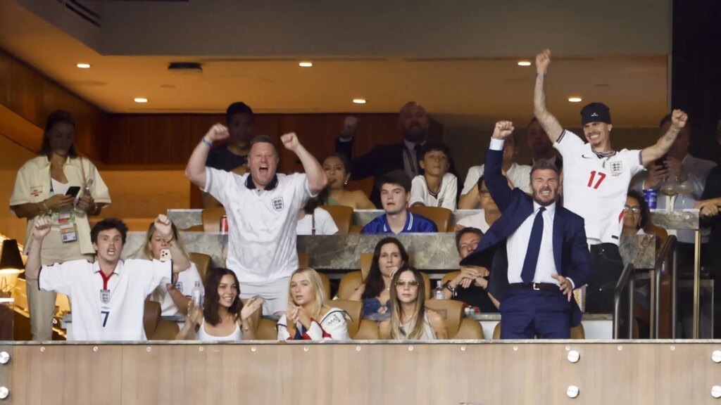La imagen más comentada del Mundial 2026: David Beckham celebra con todo un gol de Inglaterra... mientras Victoria se desentiende
