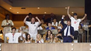 La imagen más comentada del Mundial 2026: David Beckham celebra con todo un gol de Inglaterra... mientras Victoria se desentiende