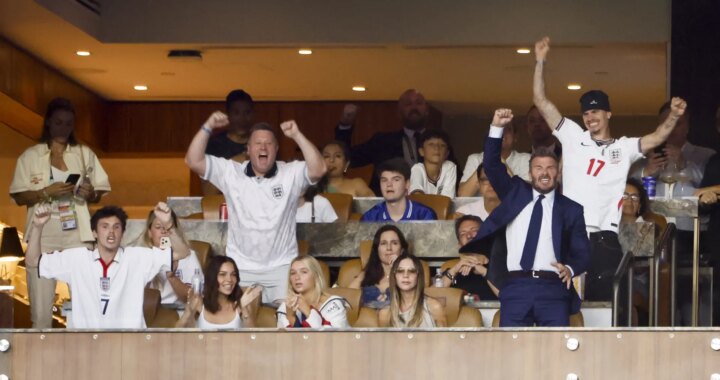 La imagen más comentada del Mundial 2026: David Beckham celebra con todo un gol de Inglaterra... mientras Victoria se desentiende