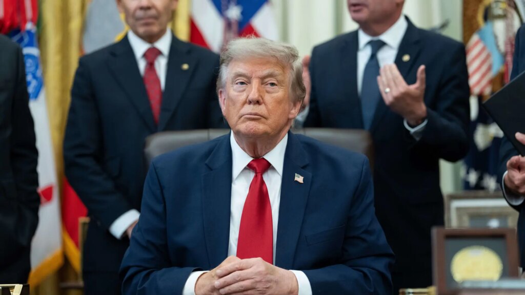 Trump da marcha atrás y no cobrará la tasa del 20% a los buques que transiten por el estrecho de Ormuz