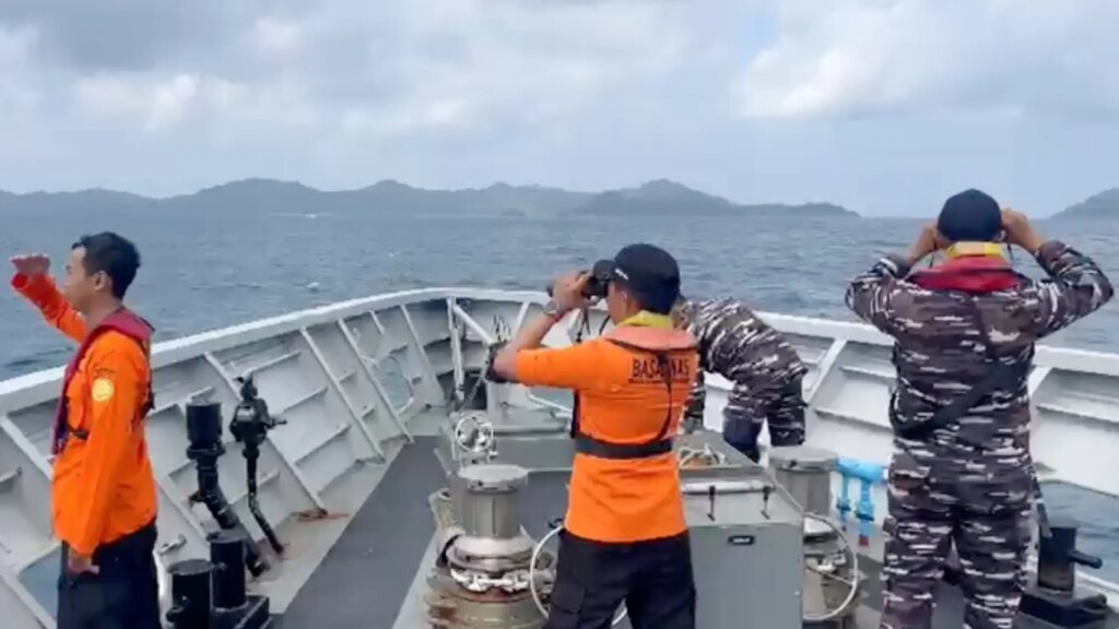 Un muerto y 24 desaparecidos tras el naufragio de un barco en Indonesia