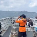 Un muerto y 24 desaparecidos tras el naufragio de un barco en Indonesia