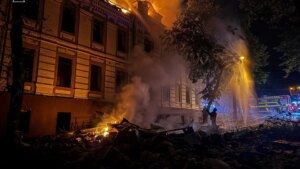 Rusia lanza uno de los mayores ataques desde el inicio de la guerra contra la capital de Ucrania: hay al menos un muerto y 16 heridos