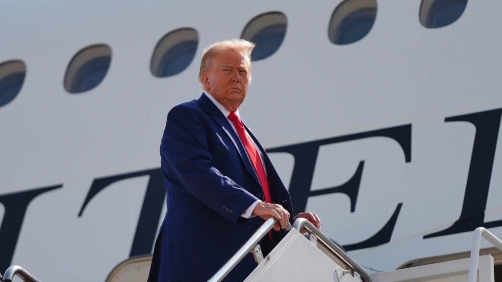 Trump amenaza a Irán con destruir puentes y centrales si ataca barcos en Ormuz y promete venganza por la muerte de soldados de EEUU