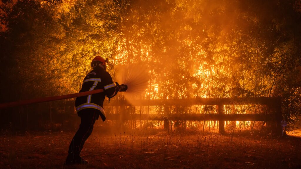 El fuego se ceba también con Francia: 42.000 hectáreas arrasadas, 250.000 desalojados, 75 heridos y las llamas a 15 km de Burdeos