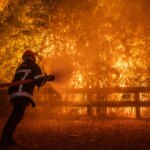 El fuego se ceba también con Francia: 42.000 hectáreas arrasadas, 250.000 desalojados, 75 heridos y las llamas a 15 km de Burdeos