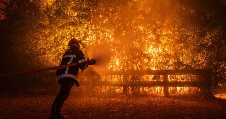 El fuego se ceba también con Francia: 42.000 hectáreas arrasadas, 250.000 desalojados, 75 heridos y las llamas a 15 km de Burdeos