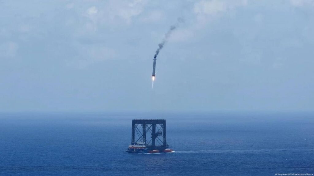 China reduce la brecha espacial con EE.UU. tras recuperar la primera etapa de un cohete