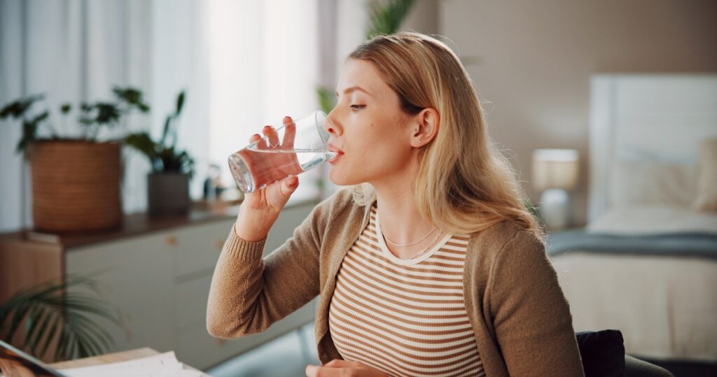 ¿Beber agua reduce el estrés? Médicos lo aclaran