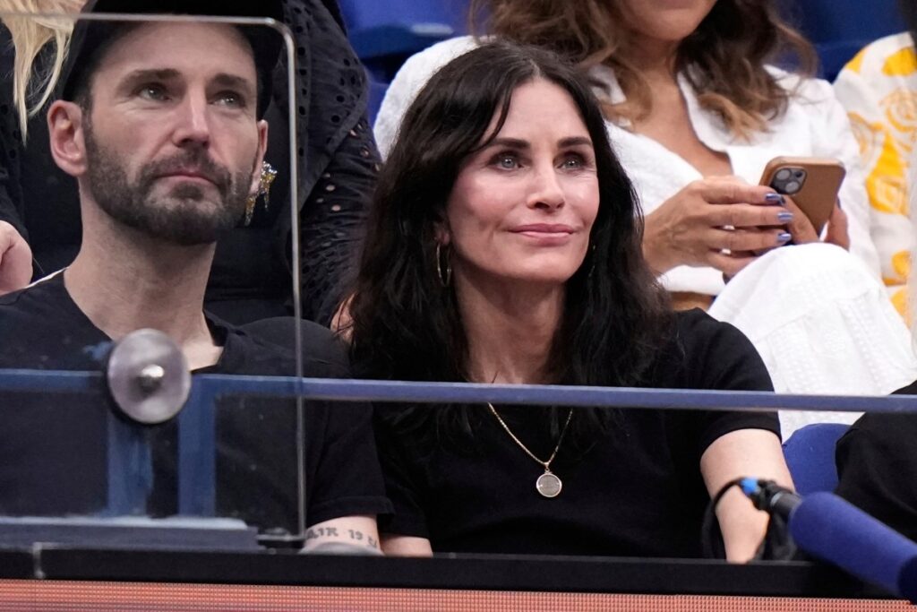 Courteney Cox y Johnny McDaid en un evento público, reflejo de su relación bajo la fama