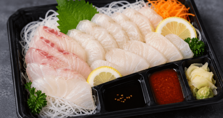 Sashimi coreano en bandeja con sobres de condimentos y etiquetas de alérgenos