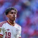 Lamine Yamal con la camiseta de España sonriendo tras marcar un gol en el Mundial