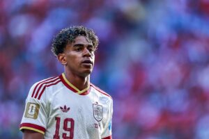 Lamine Yamal con la camiseta de España sonriendo tras marcar un gol en el Mundial