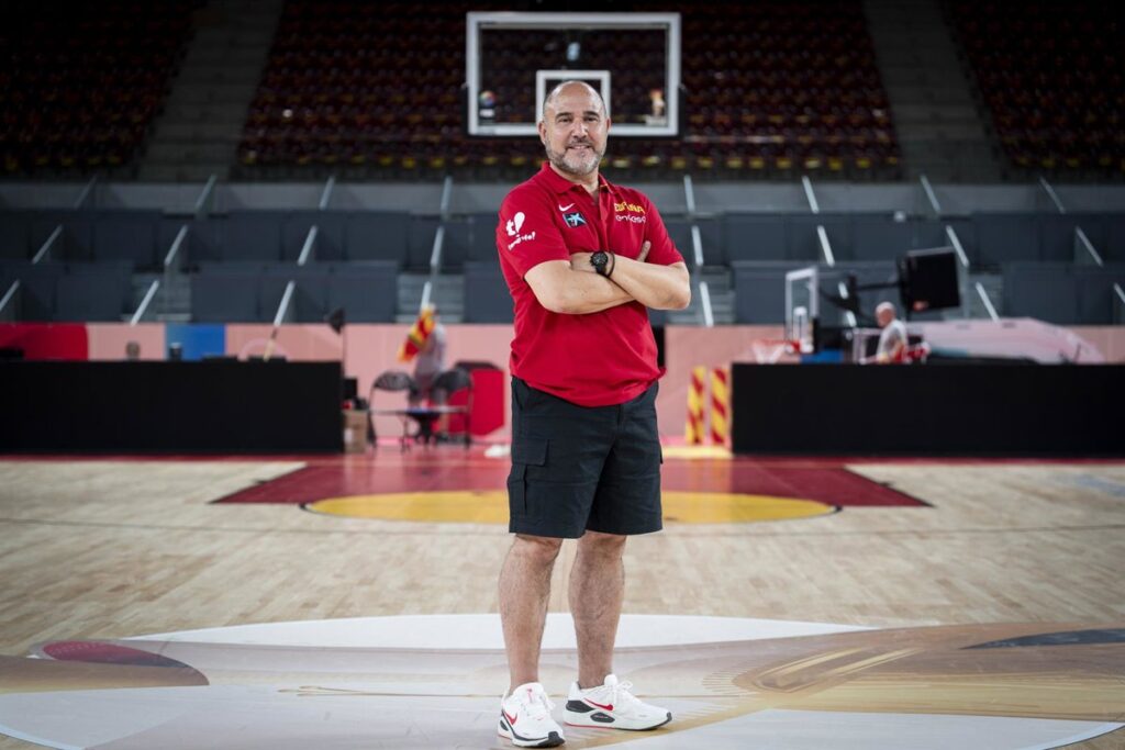 Chus Mateo en banquillo de selección española analizando estrategia a largo plazo