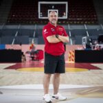 Chus Mateo en banquillo de selección española analizando estrategia a largo plazo
