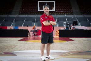 Chus Mateo en banquillo de selección española analizando estrategia a largo plazo