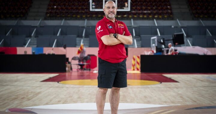 Chus Mateo en banquillo de selección española analizando estrategia a largo plazo