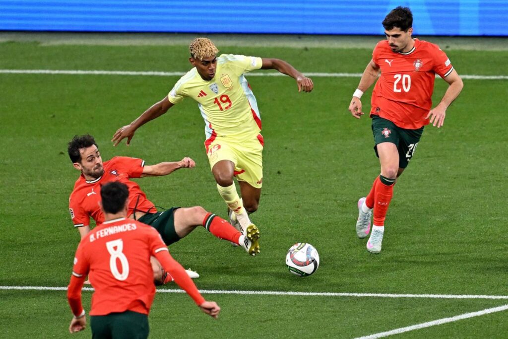 Jugadores de España y Portugal en tensión durante el partido decisivo del Mundial