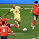 Jugadores de España y Portugal en tensión durante el partido decisivo del Mundial