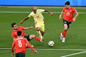 Jugadores de España y Portugal en tensión durante el partido decisivo del Mundial