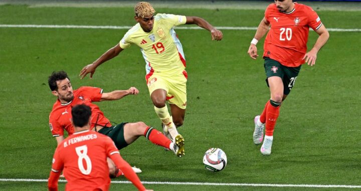 Jugadores de España y Portugal en tensión durante el partido decisivo del Mundial