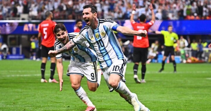 Messi celebra su gol en la remontada de Argentina 3-2 ante Egipto en el Mundial