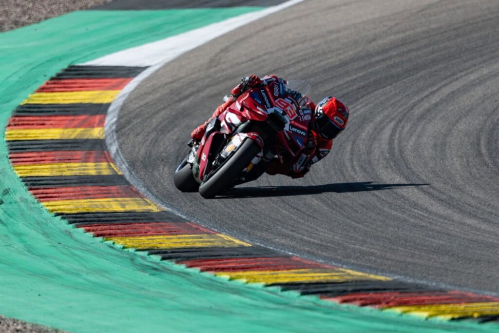 Marc Márquez reina en Sachsenring y aprieta al líder Martín