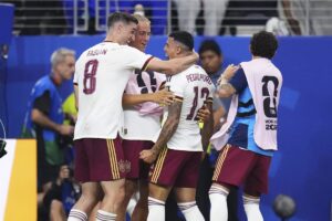 España se exhibe y roza la gloria