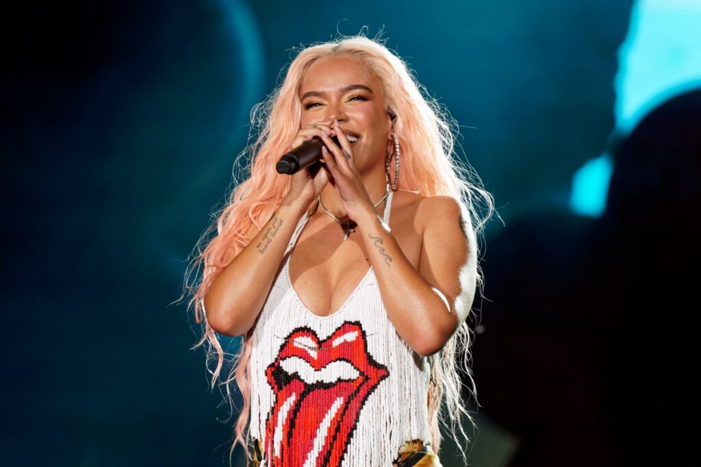 Karol G le juega divertida broma a Becky G en una dinámica con “Elle”