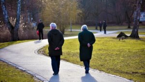 Persona caminando con fondo de ciudad, simbolizando el incentivo por actividad física