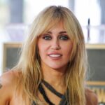 Muñeca Barbie de Miley Cyrus con atuendo de cuero negro y micrófono de 'Golden Burning Sun'