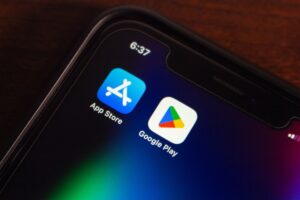 Apple y Google, contra las cuerdas por las apps que desnudan con IA