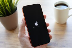 Teléfono móvil mostrando alerta sísmica activa con instrucciones de seguridad
