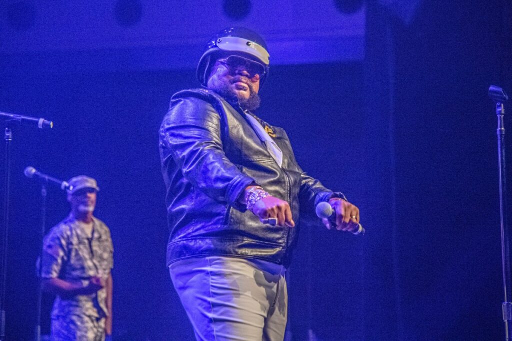 Victor Willis en el escenario con Village People interpretando YMCA