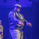 Victor Willis en el escenario con Village People interpretando YMCA